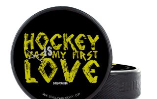 Eishockey Puck von SCALLYWAG® Modell FIRST LOVE.