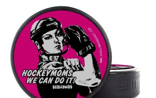 Eishockey Puck von SCALLYWAG® Modell HOCKEYMOMS.